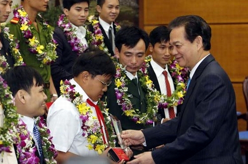 Thủ tướng Nguyễn Tấn Dũng trao giải thưởng cho 10 gương mặt trẻ Việt Nam tiêu biểu năm 2013